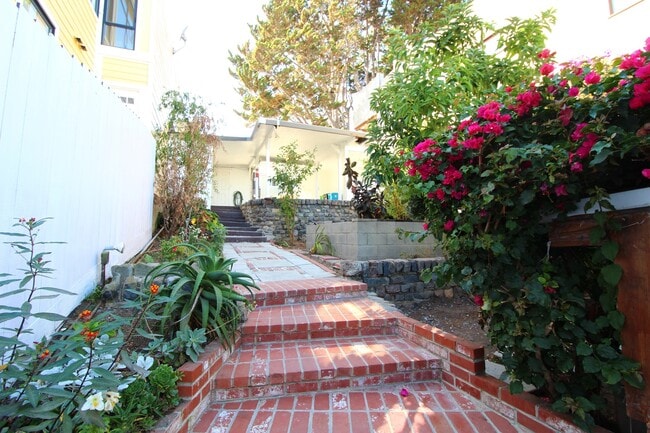 Building Photo - Dolores Heights: Sun-filled 1 Bedroom Home...