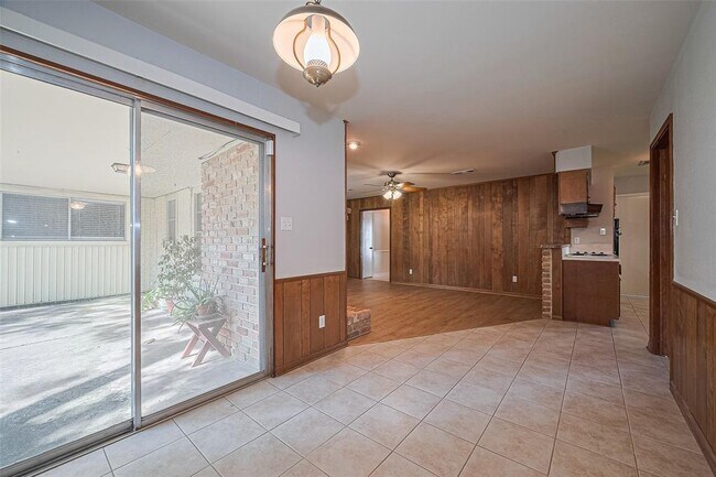 Building Photo - 2530 Bandelier Dr