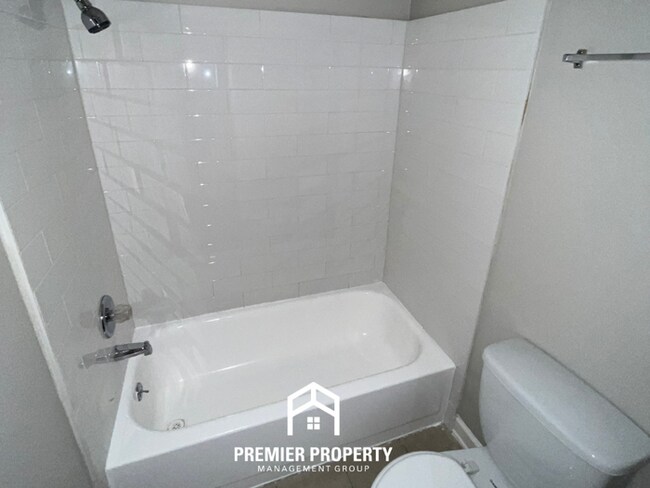 Building Photo - 3-Bedroom Single-Family Home for Rent in Memphis, TN - Vaulted Ceilings & Fenced Yard