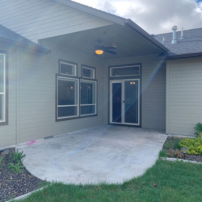 Building Photo - Desirable Home in Meridian with 3 Car Garage!