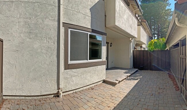 Building Photo - Beautifully Updated 2 Bedroom, 2 Bathroom ...