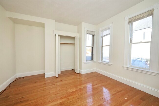 Building Photo - 488 Pleasant St