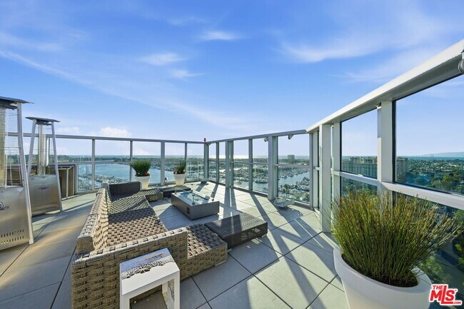 Building Photo - 13700 Marina Pointe Dr