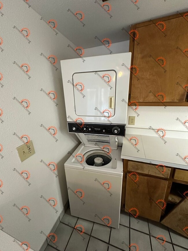 Building Photo - Month to month lease Furnished studio apartment. All bills paid!