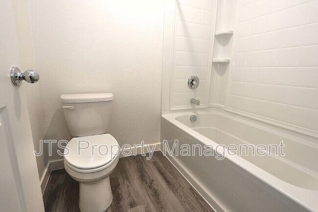 Building Photo - 2104 Shady Tree Cir