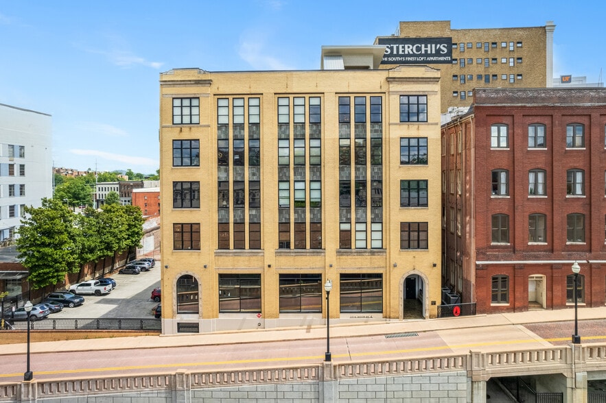 Primary Photo - 220 W Jackson Ave