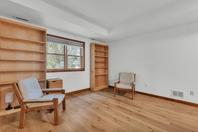 Building Photo - 9 Bronxville Ln