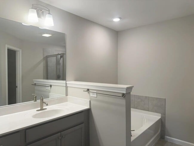 Building Photo - 381 Northaven Ave