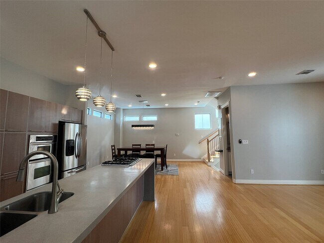 Building Photo - 2314 Camden Dr