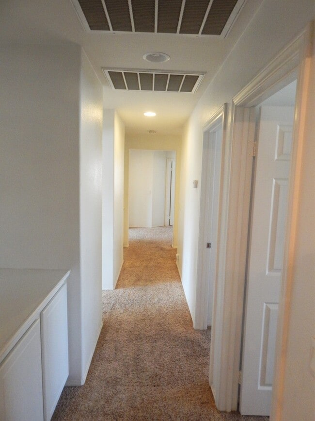 Building Photo - GORGEOUS 4 Bedroom** & 3 full bathrooms on a Cul-De-Sace Home!!