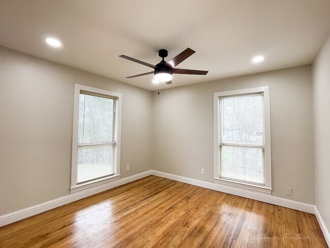 Building Photo - 722 E Strong Pkwy