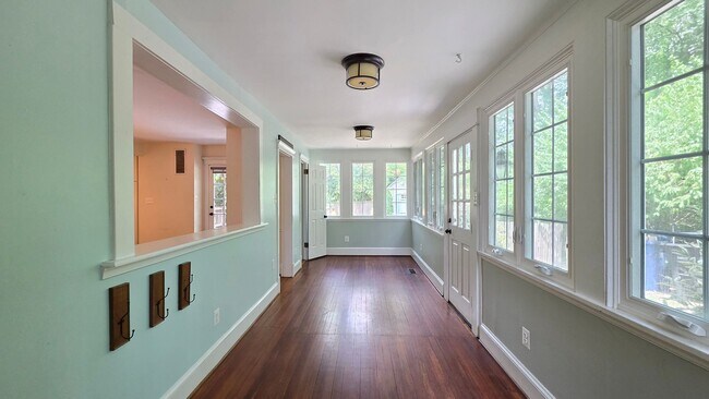 Building Photo - Charming Home in Del Ray