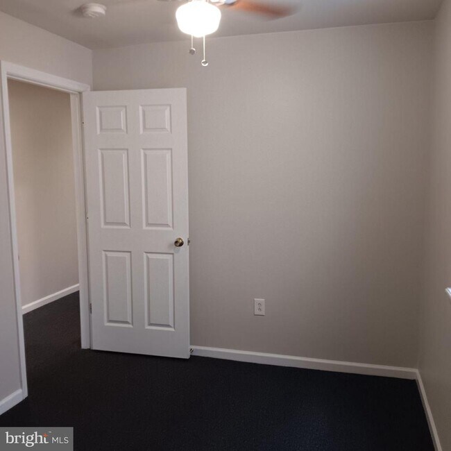 Building Photo - 1732 W Diamond St