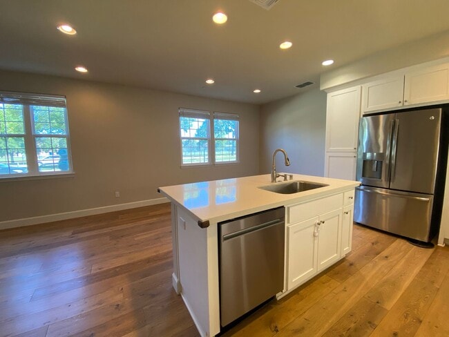 Building Photo - Pleasanton End Unit Andares Townhouse 3 BD...