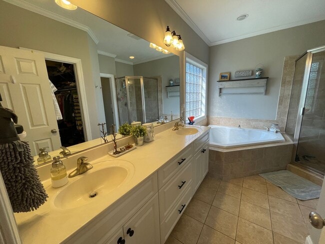 Building Photo - Charming 4 bedroom/2.5 bathroom in Tudor Branch!