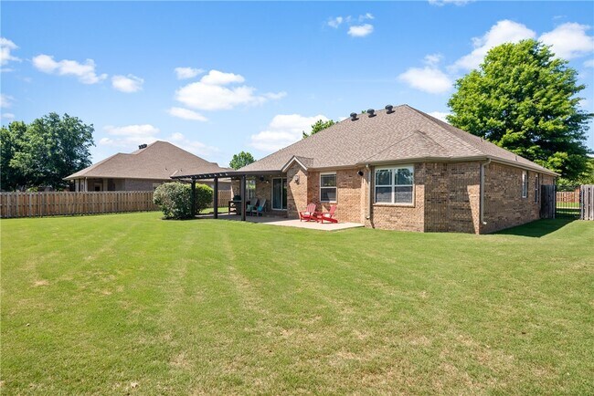 Building Photo - 3802 NE Oaktrace Ave