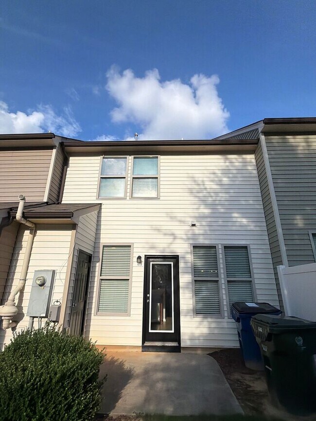 Building Photo - 3 Bedroom 2.5 Bath Town Home