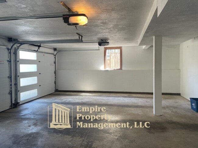 Building Photo - 2022 Floral Hill Dr