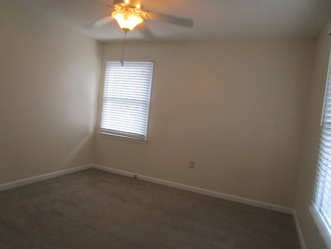 Building Photo - 40 Travis Ct