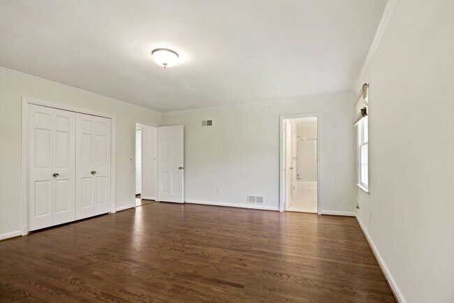 Building Photo - 3 Bed 3 Bath - Potomac Falls Rambler - 2 Car Garage