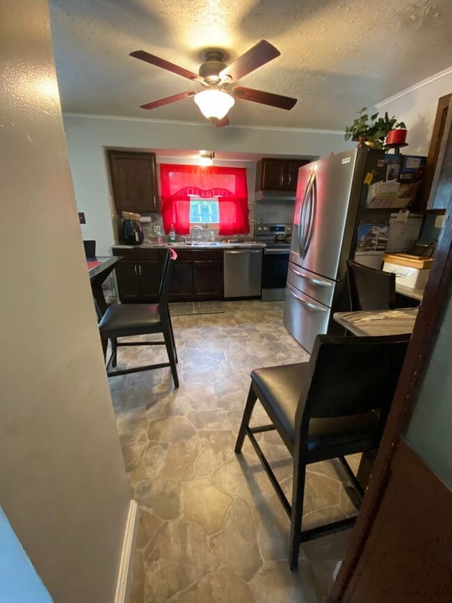 Building Photo - 3 Bedroom Single Family Home with giant ba...