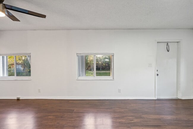 Building Photo - Comfortable Oakland Park Living - 3BR with Outdoor Space