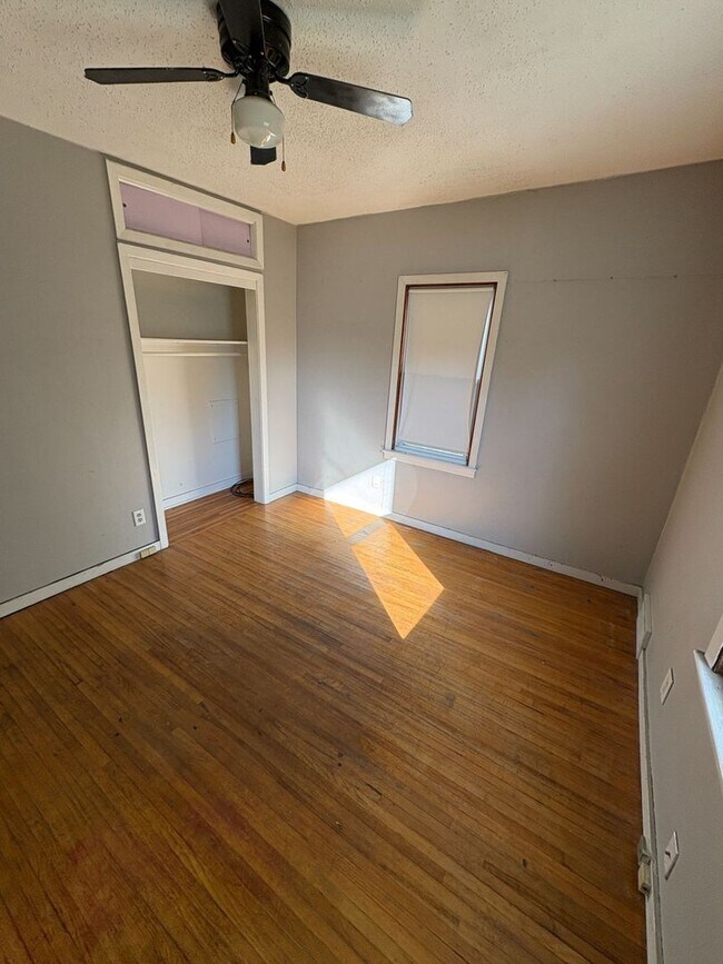 Building Photo - FOR RENT Spacious 4 Bed / 1 Bath Home on C...