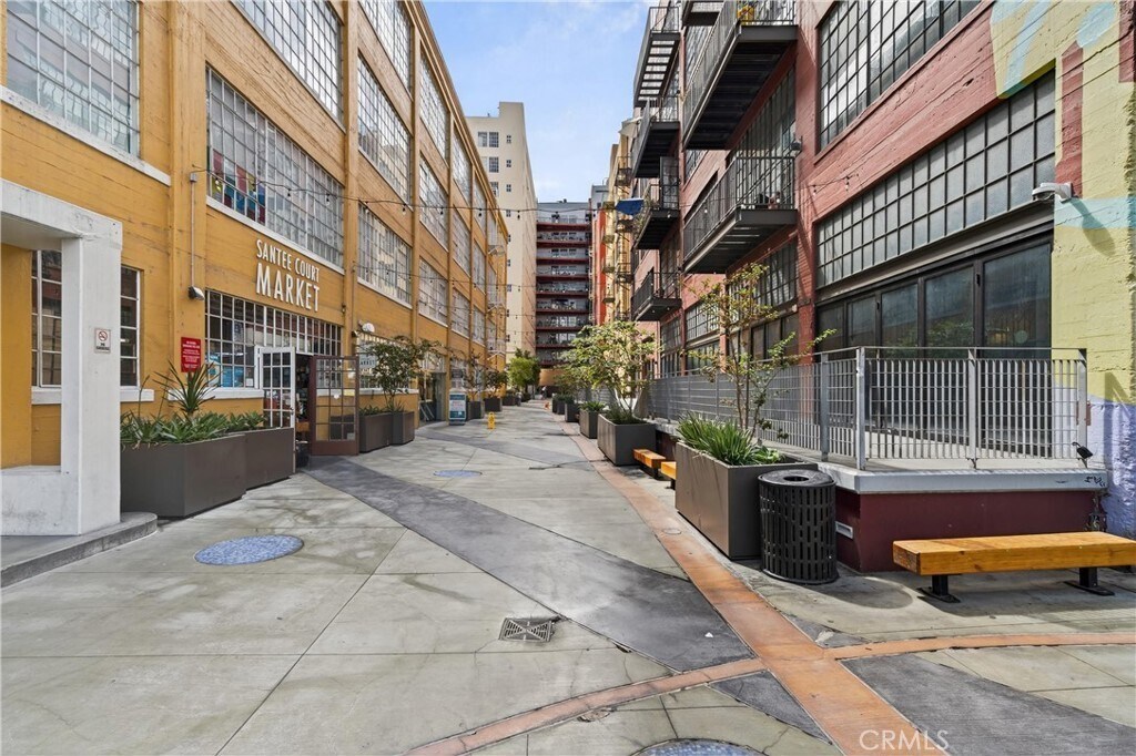 Building Photo - 738 S Los Angeles St