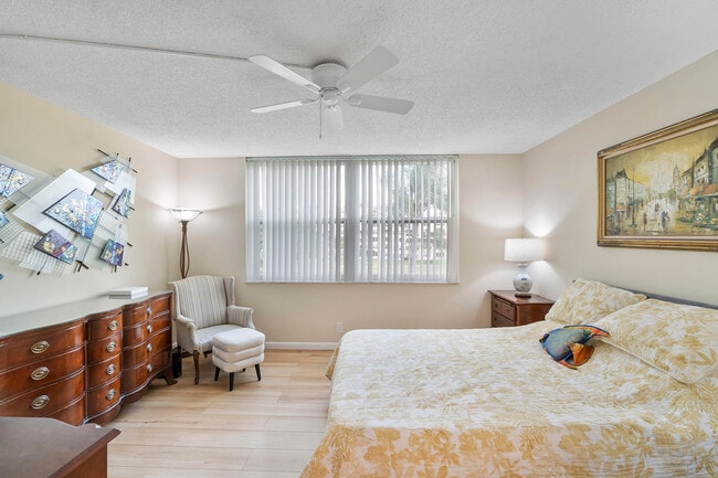 Building Photo - 27 Abbey Ln