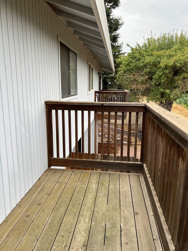 Building Photo - Available now! South Davis Townhome On Ver...