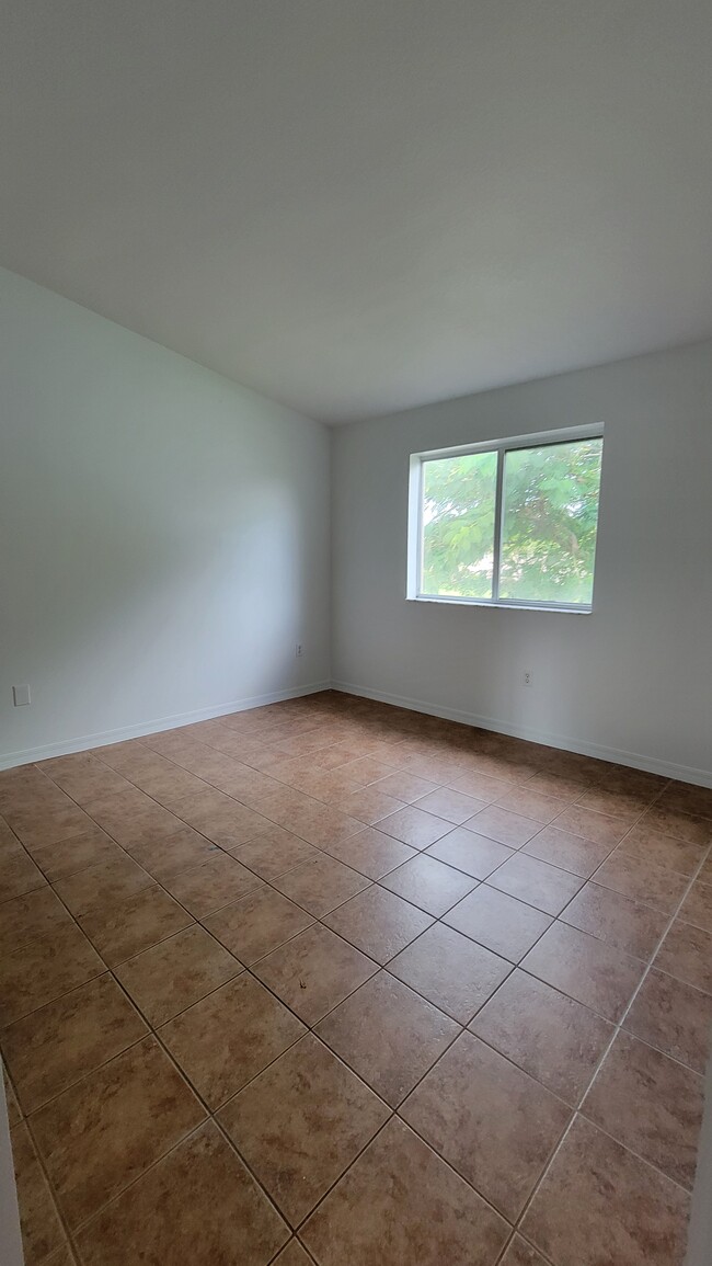 Master bedroom - 1261 SE 28th Ct