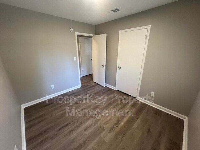 Building Photo - 502 Fall Dr