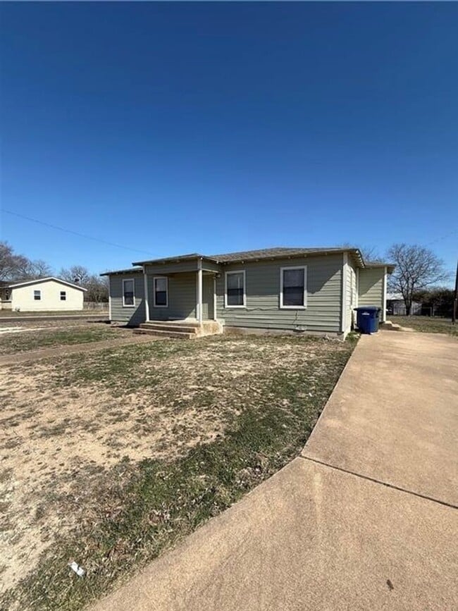 Primary Photo - Cozy newly renovated corner lot 3 bedroom ...