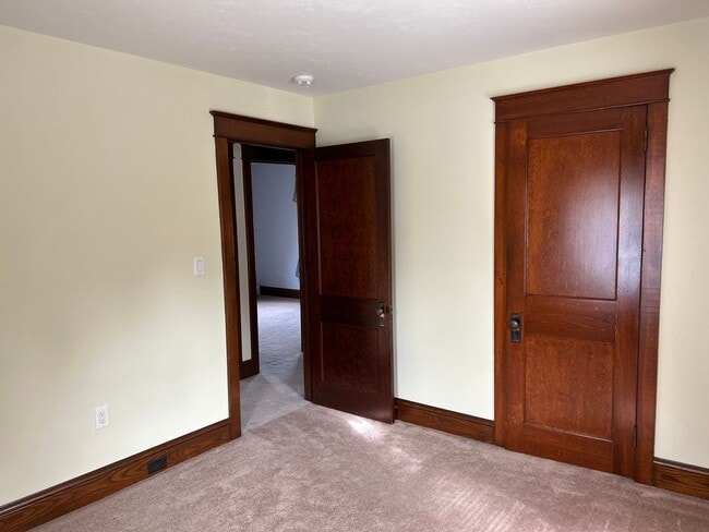 Building Photo - 3 Bedroom, 1.5 bathroom Home with 2-Car Garage!!