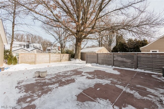 Building Photo - 23915 Glenhill Dr