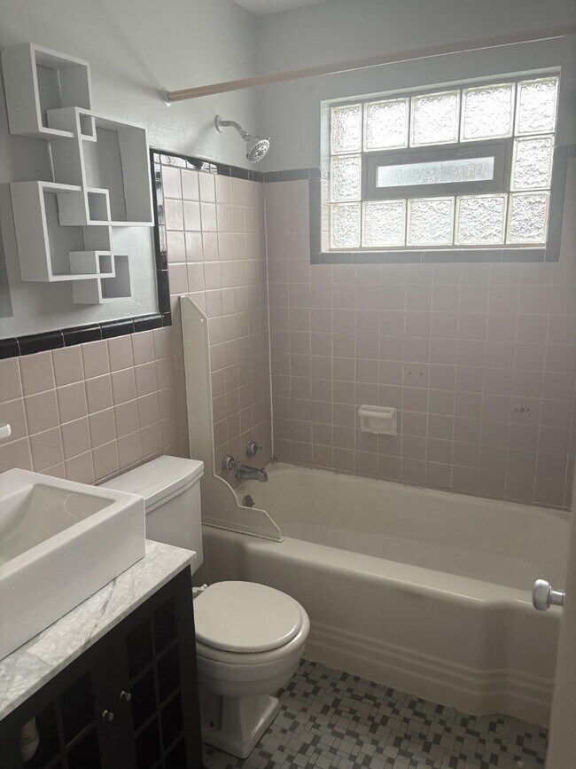 Building Photo - "2-Bedroom in Louisville! Carport Included!- Spacious 1015 Sq Ft Home on Gerald Ct Unit 3!"