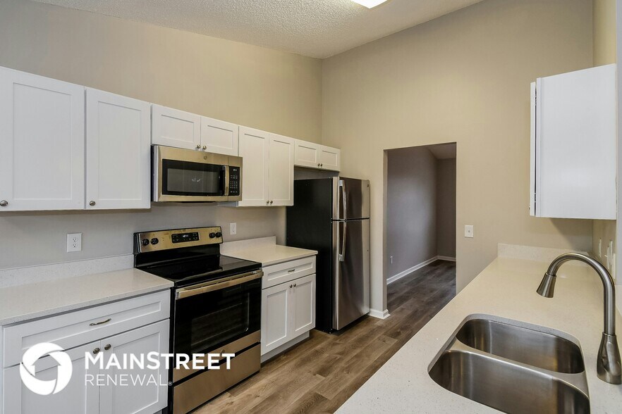 Building Photo - 8236 Sawmill Creek Dr