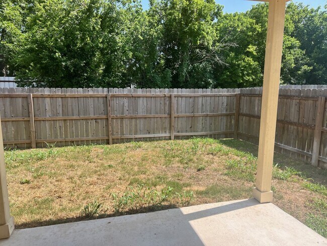 Building Photo - Luxury Duplex in Seguin
