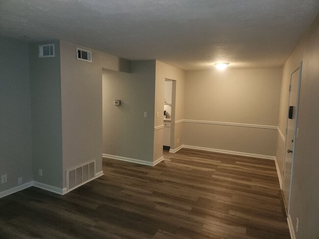 Building Photo - Lovely 1 bedroom 1 bath 2nd floor condo wi...