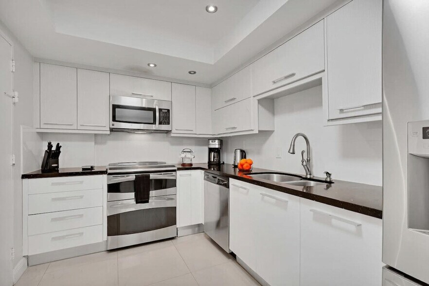 Building Photo - 3801 S Ocean Dr