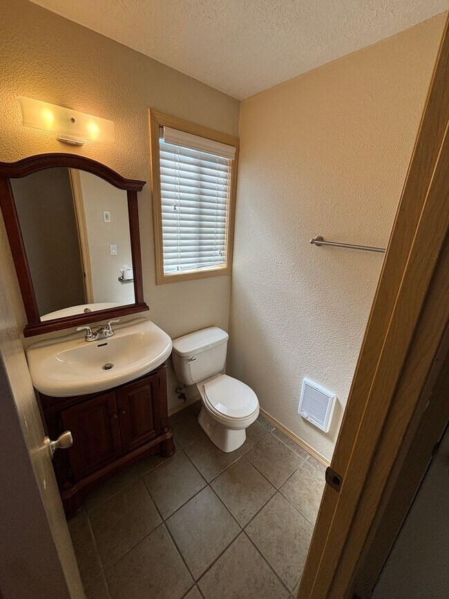 Building Photo - 2 Bedroom Townhouse in Newberg