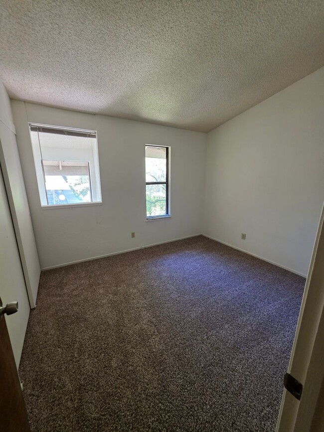 Building Photo - Charming 2-Bedroom Condominium with Scenic...