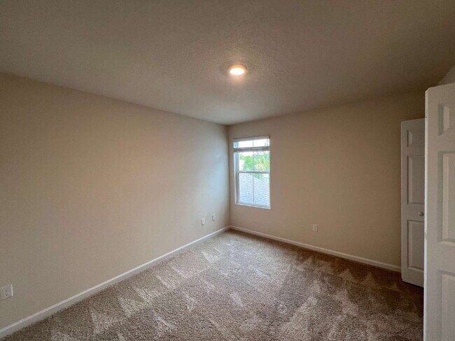 Building Photo - Charming 3-Bedroom Townhome for Rent in De...