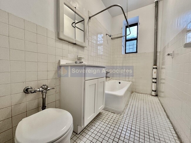 Building Photo - 638 W 160th St