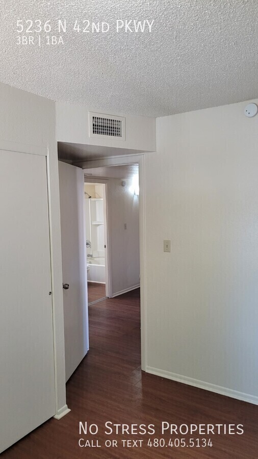 Building Photo - 3 Bed Town Home off 43rd Ave & Camelback Rd!