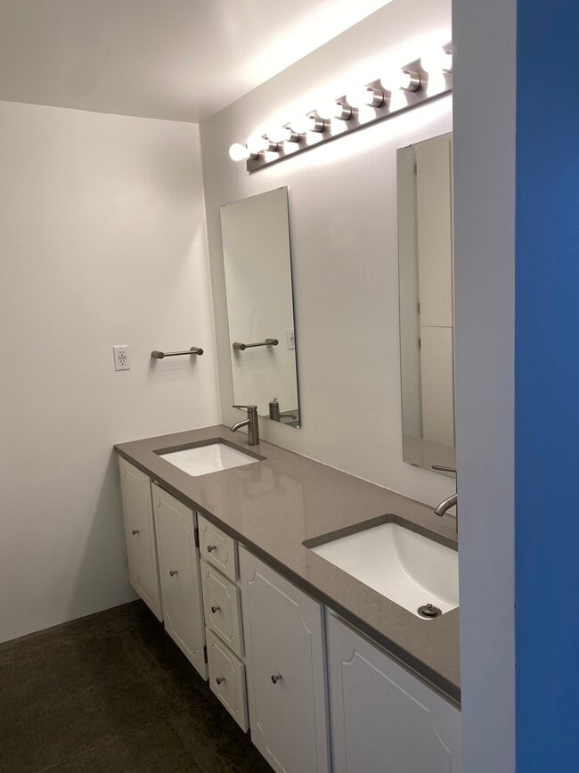 Building Photo - 1500 SW 5th Ave