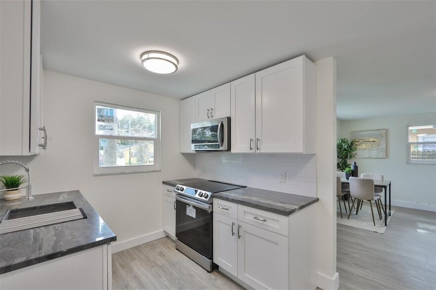 Building Photo - 2028 N Betty Ln