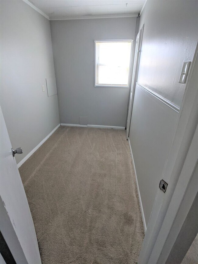 Building Photo - Spacious 3 bedroom 1.5 Bath home in Indianapolis!