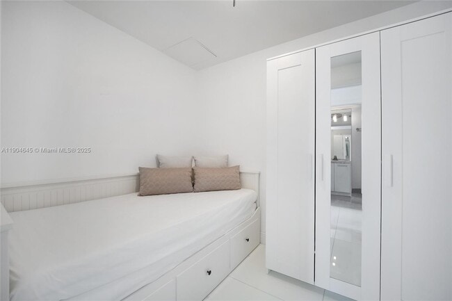 Building Photo - 253 NE 2nd St