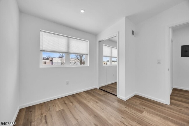 Building Photo - 724 E Scott Ave